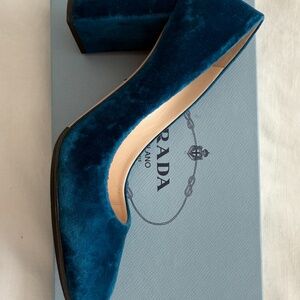 Prada Calzature Donna Velvet Almond Toe Pumps in Cobalto Size 37
